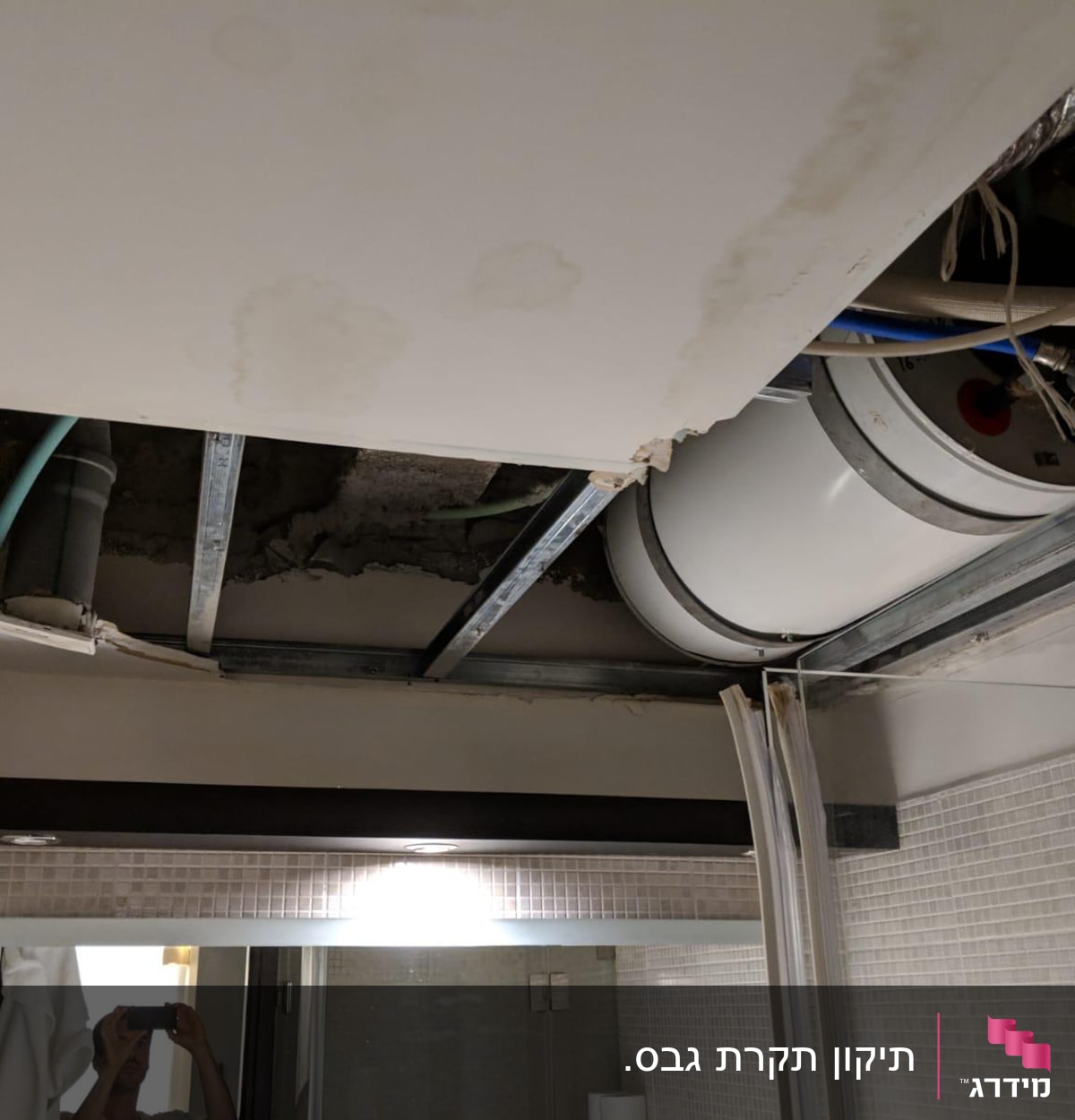 תקרת גבס פתוחה עם צינורות ודוד חשוף